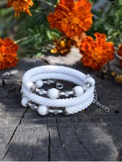 Многорядный браслет из бисера белый