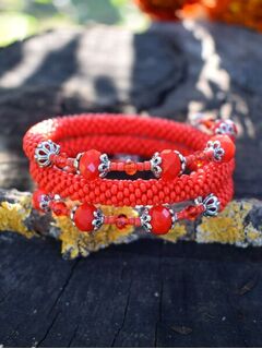 Многорядный браслет из бисера красный