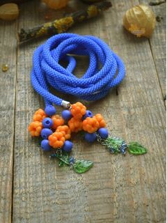 Длинное украшение из бисера с подвесками